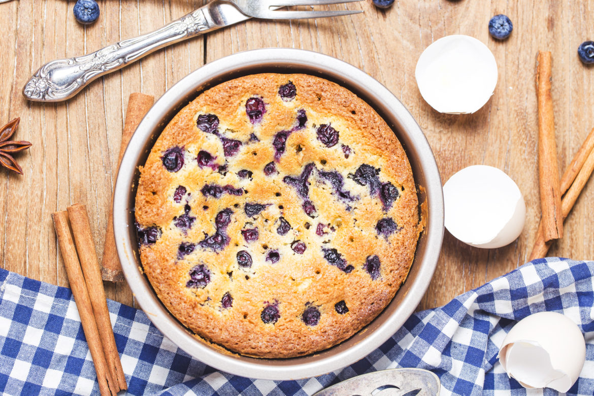 Велика печена оладка з ягодами