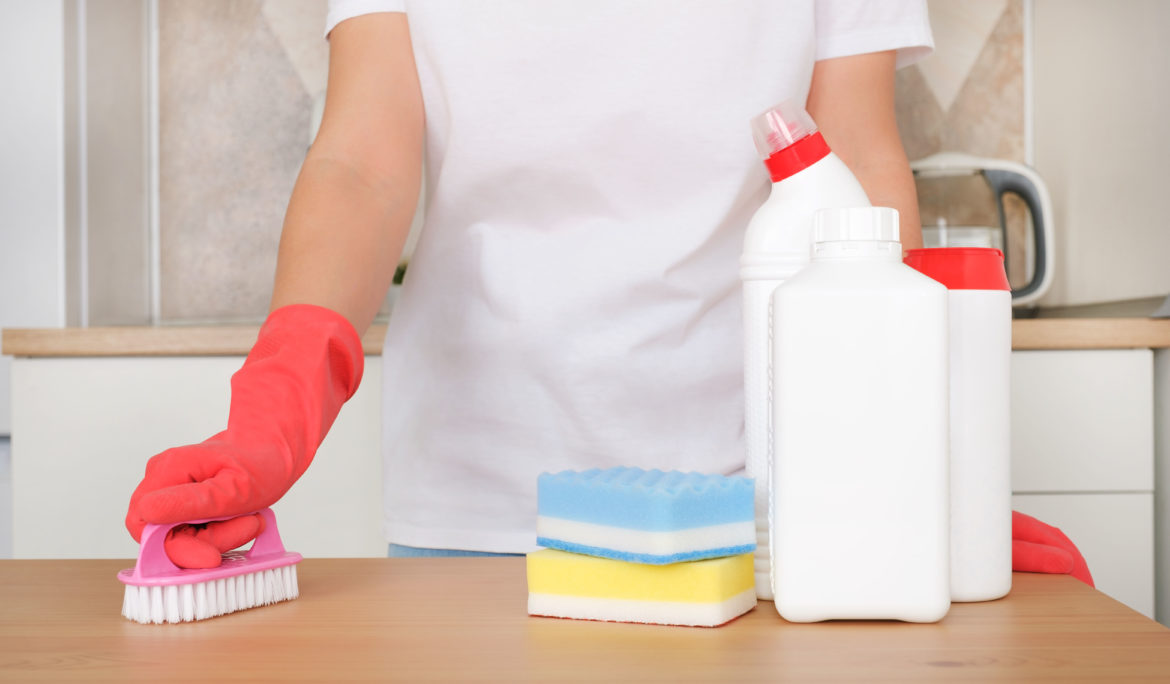 Як за допомогою вибілювача почистити дім