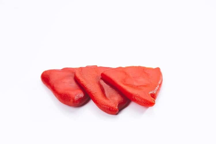 Яскравий червоний перець Piquillo з загостреним кінчиком і зморшкуватою текстурою.